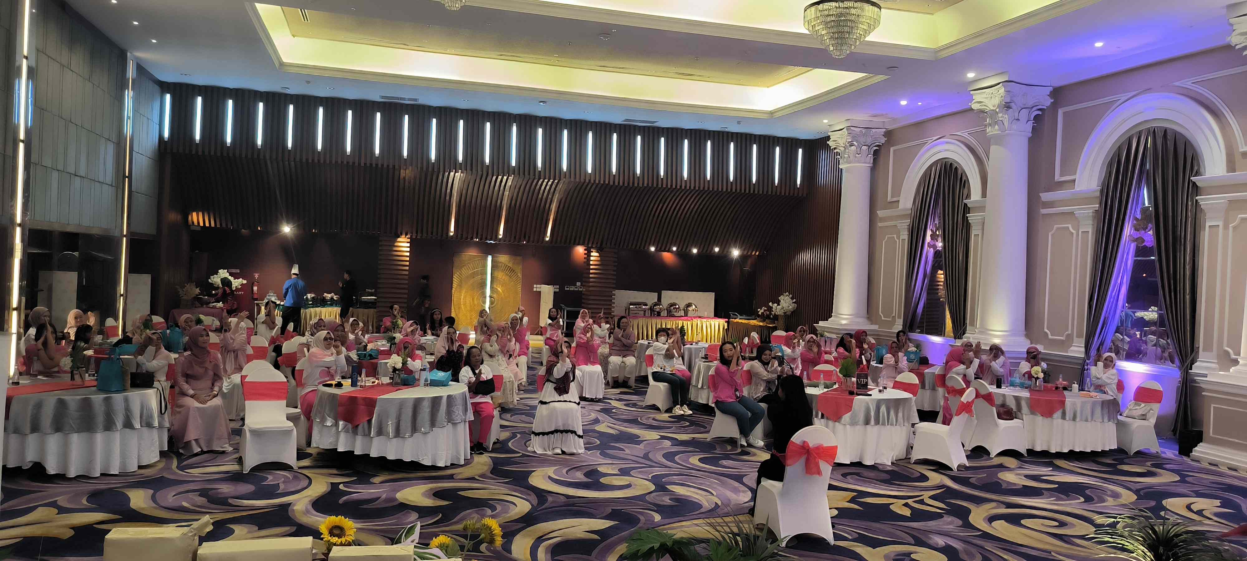 SHE The Forum 2025: Lovepink Wilayah Pekanbaru - Memaknai Hidup yang Tak Harus Sempurna untuk Bisa Berlimpah di SHE The Forum 2025 Lovepink Wilayah Pekanbaru 